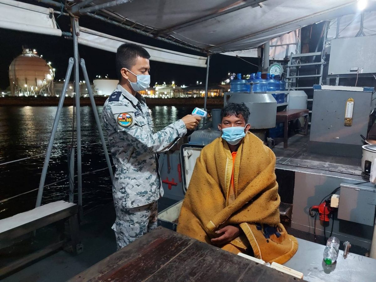 Cambodjaanse man gered na twee dagen in Golf van Thailand bij Rayong gedreven te hebben
