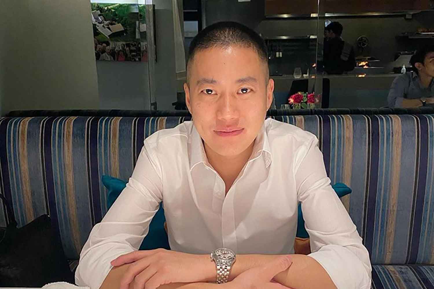 De rijkdom van “Joe Ferrari” leidt tot een grootscheeps onderzoek waarbij de handel en wandel van de kolonel uitvoerig wordt onderzocht