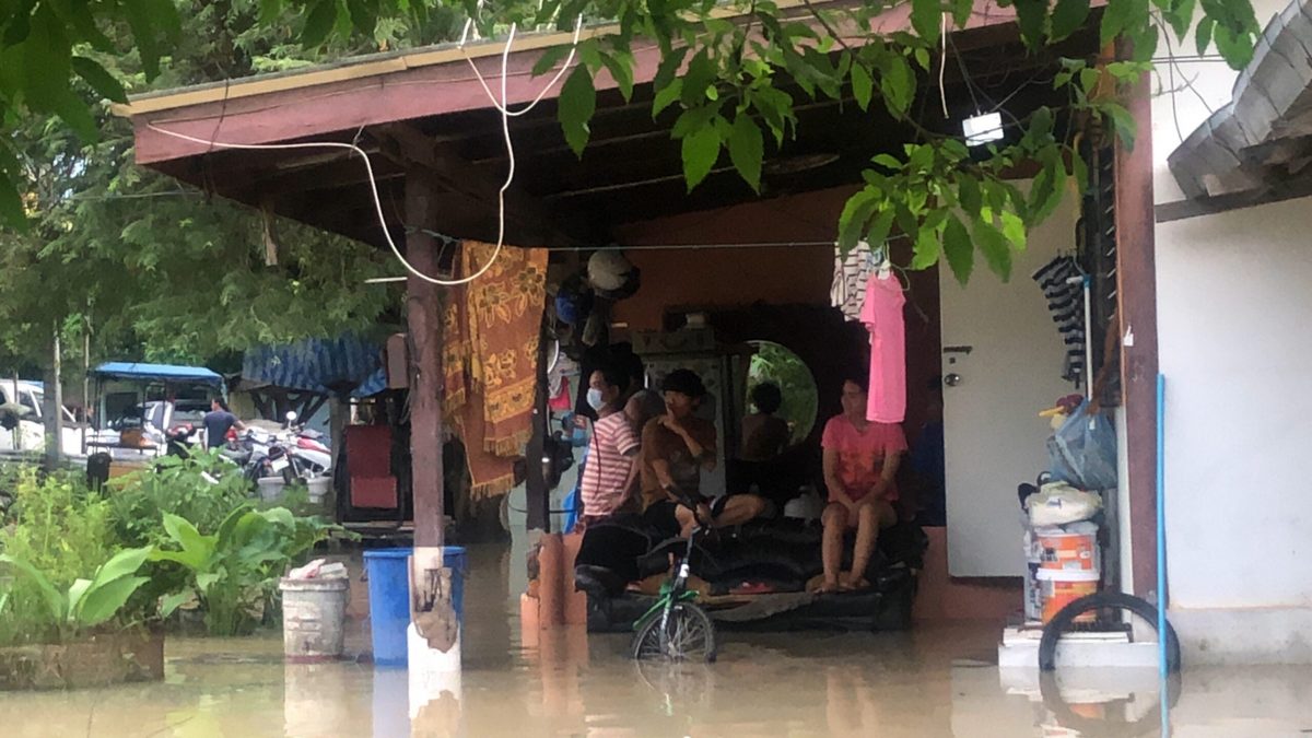 Sommige inwoners van Pattaya worstelen nog steeds met het overvloedige water en regen