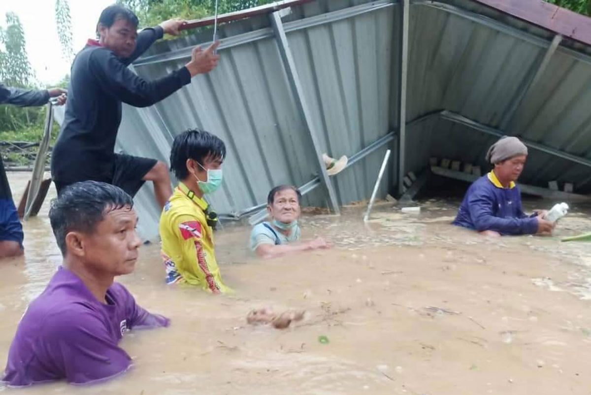 Heftige regenval sleurt Thaise man met keuken en al de Yom-rivier van Thailand in