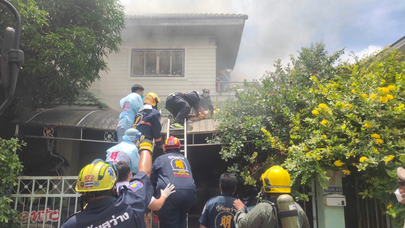 Duitse expat gered in Pattaya nadat hij in een poging tot zelfmoord zijn eigen huis in brand had gestoken