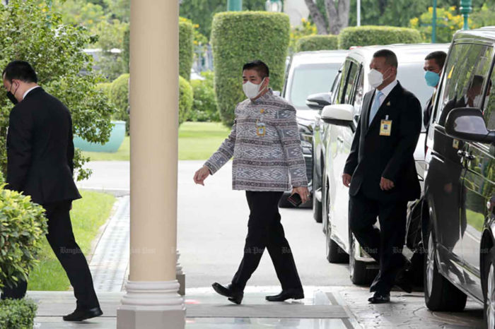 Premier Prayut zet Khun Thamanat Prompow en en khun Narumon Pinyosinwat buiten de deur van het kabinet