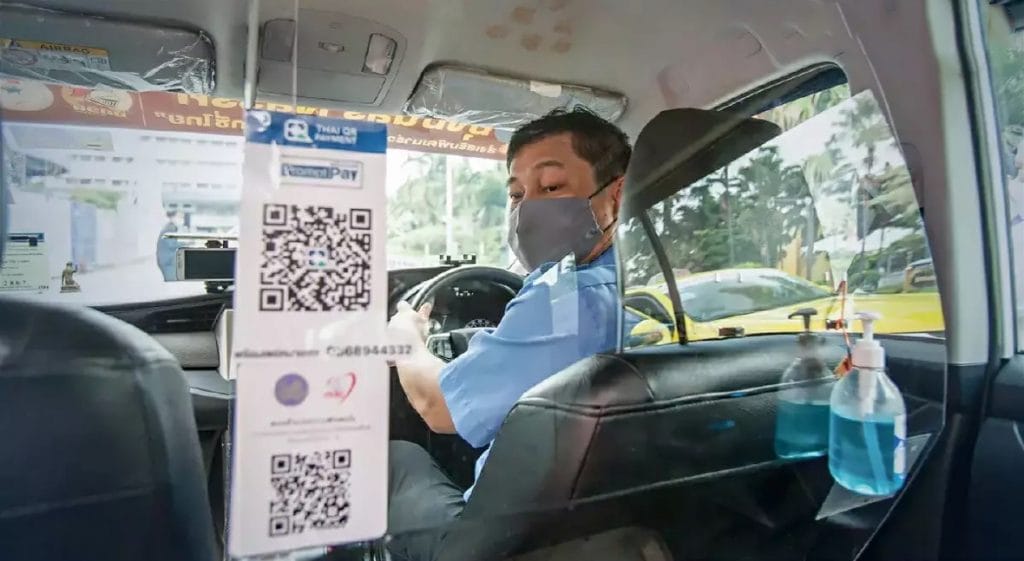 De taxi’s in de hoofdstad van Thailand zullen worden voorzien van Covid19 scheidingswanden