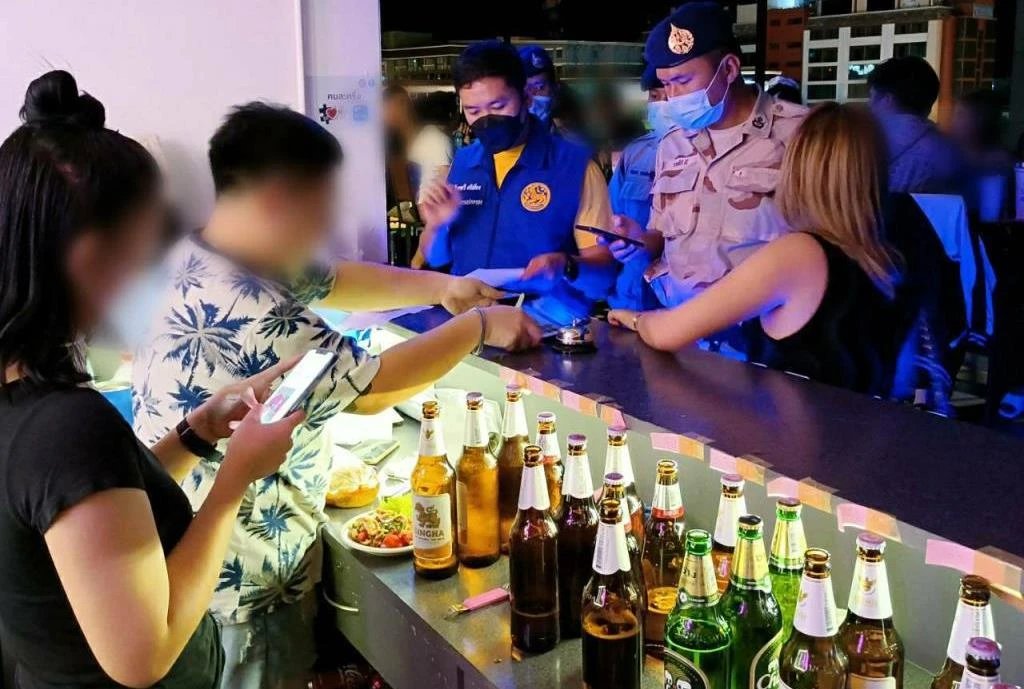 Gasten en bar-eigenaar op dakterras in Chiang Mai gearresteerd voor overtreding van de Covid19 maatregelen