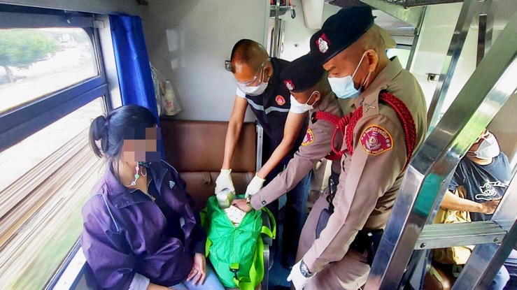 Zwangere vrouw in de trein bij Hua Hin gearresteerd met 48.480 methamfetaminepillen in haar bezit