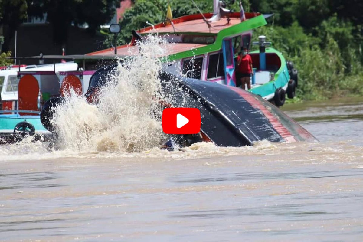 VIDEOCLIP | Riviersleepboot kapseist op de Chao Phraya rivier nabij Ayutthaya en zinkt, de bemanning wordt vermist