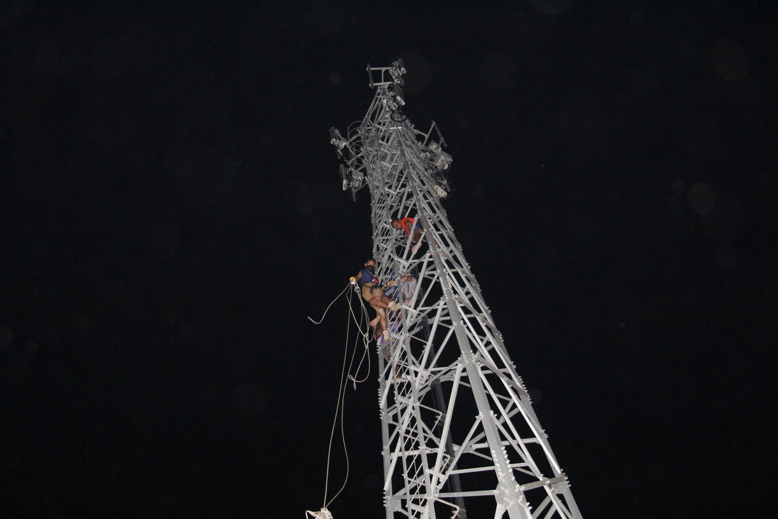 Dronken man gered na het beklimmen van antennemast in Pattaya, hij was boos op zijn vrouw omdat ze hem niet naar de markt wilde brengen