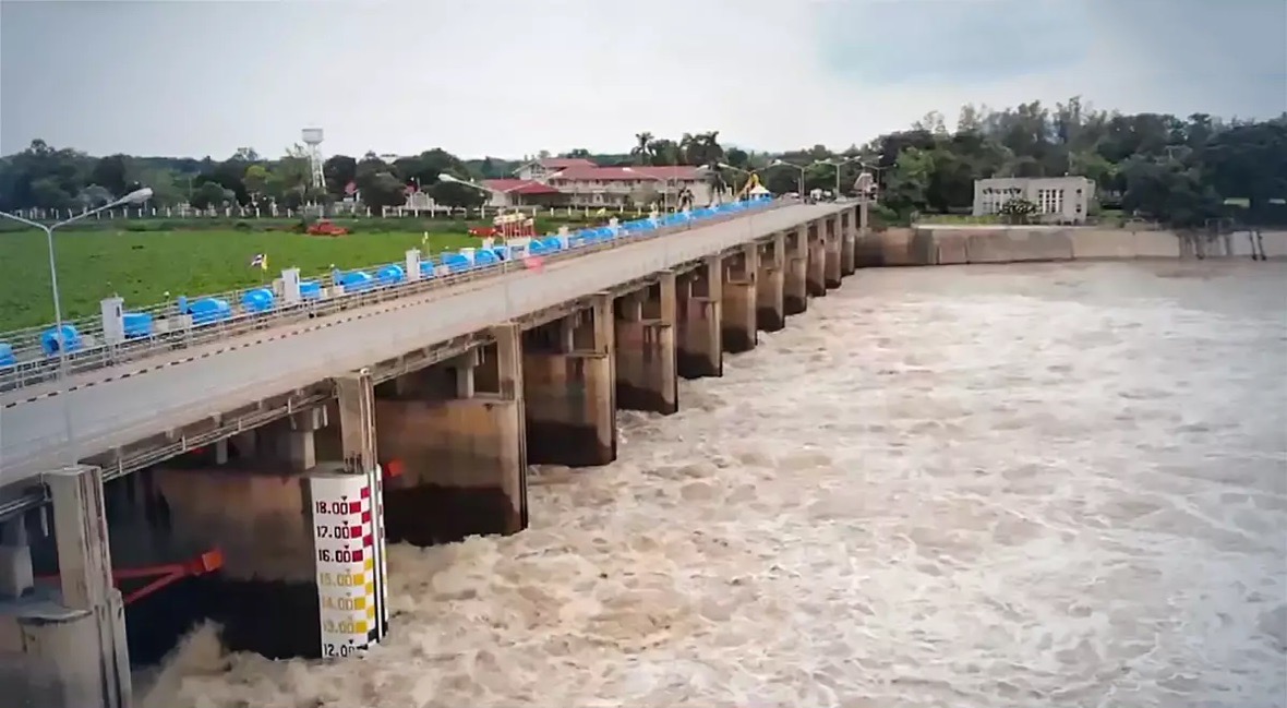 Door de zware regens staat het Chao Phraya reservoir op punt van overstromen, vooral het laagland bij Ayutthaya zal onder water komen te staan