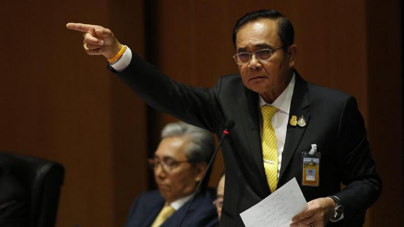Premier Prayut speelt het hard, schokgolven omtrent de ontslagenen in het kabinet van Thailand