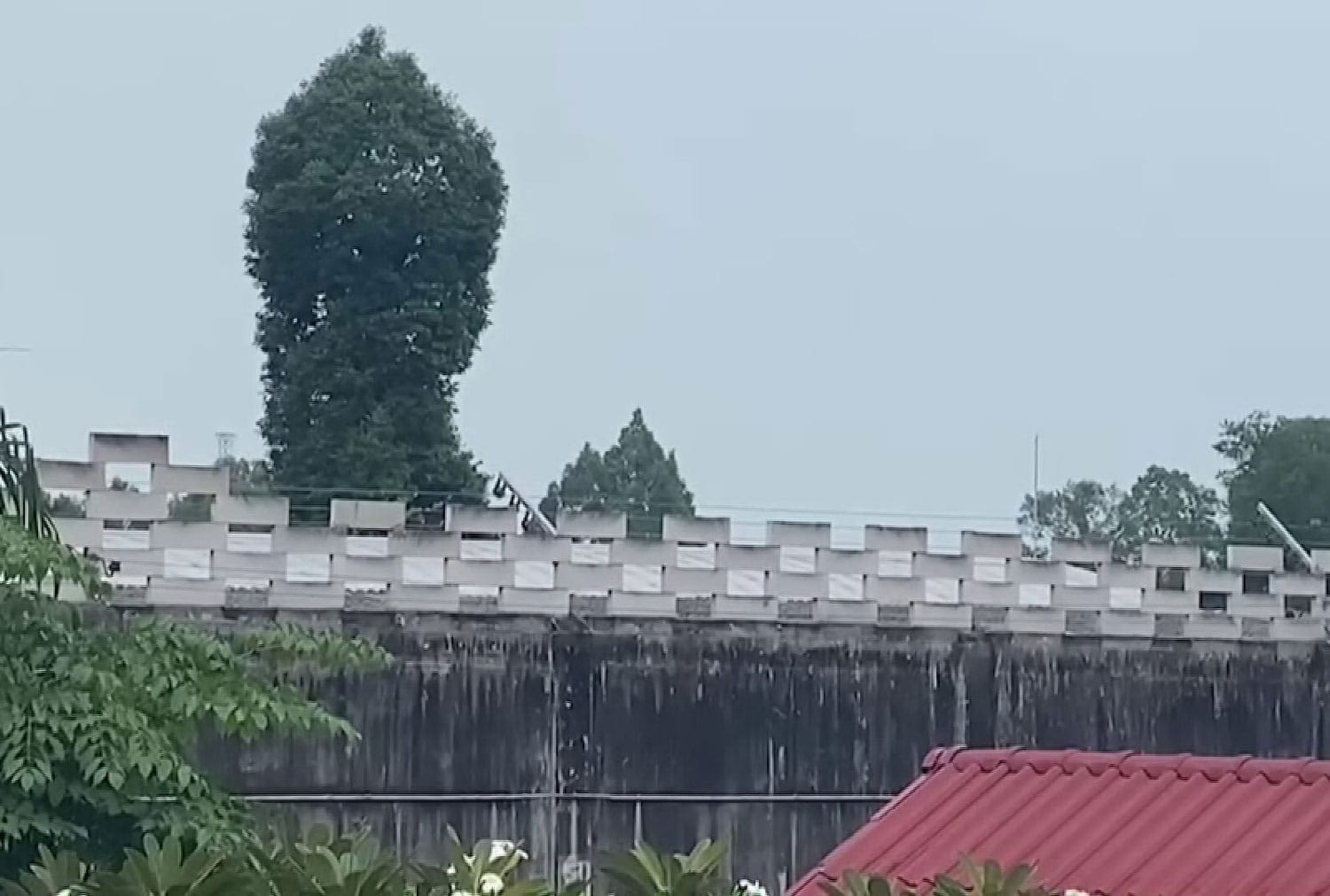 De jeugdgevangenis van Nakhon Si Thammarat heeft te maken met een grote Covid19 uitbraak