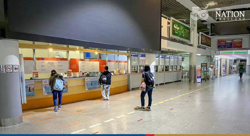 De exodus uit Bangkok blijft uit, nadat de nationale busdienst na één maand haar diensten weer aanving.