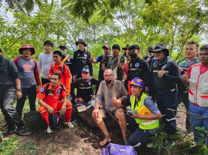 Bejaarde Britse man na 3 dagen verdwaald in het bos Khon Kaen te zijn, gered