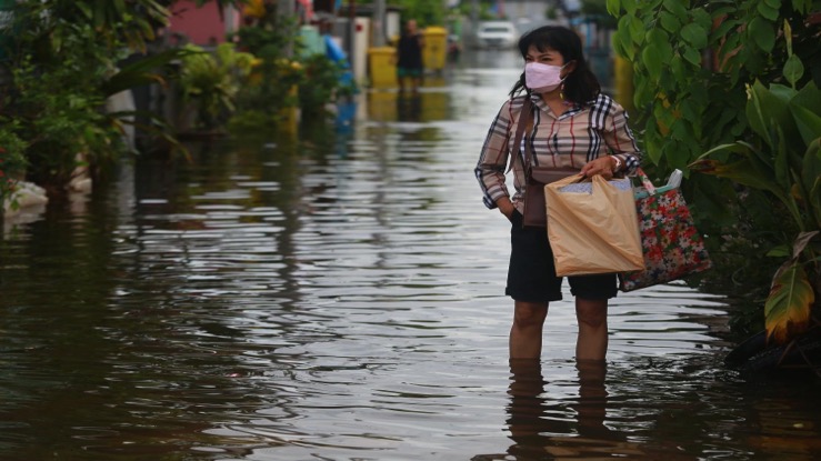 De zware moessonregens hebben tot halverwege deze week 16 provincies in Thailand onder water gezet