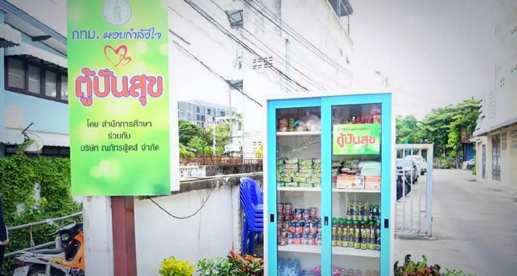 Lokale voorraadkasten in Bangkok opgezet om de behoeftige Bangkokianen te helpen