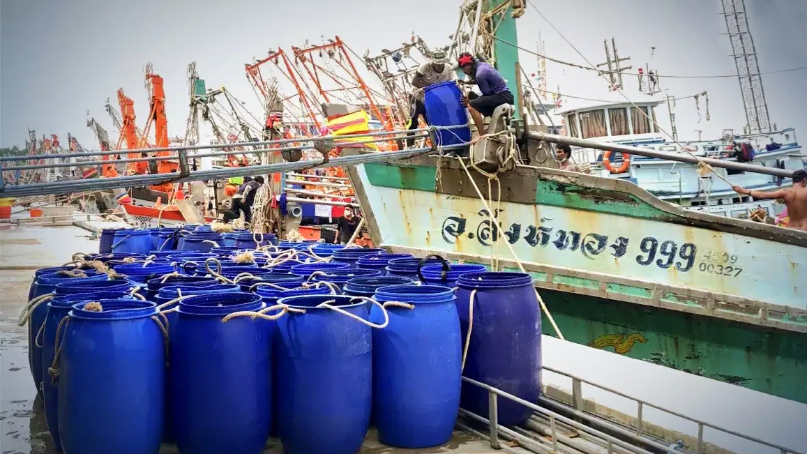 Nu de lockdown in het zuiden beëindigd is, worden de visnetten weer rond Phuket uitgeworpen