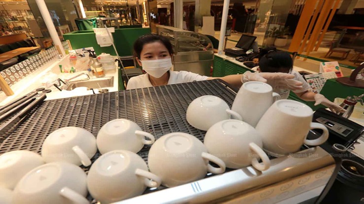 Bangkokianen kunnen in restaurants dineren, maar buffetten zijn niet toegestaan