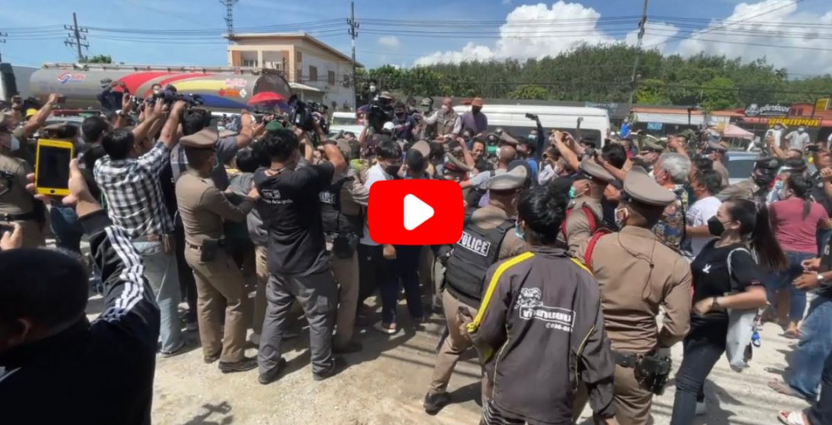 VIDEOCLIP | Woedende menigte zou in het oosten van Thailand bijna een moordenaar tijdens een moordreconstructie hebben opgehangen
