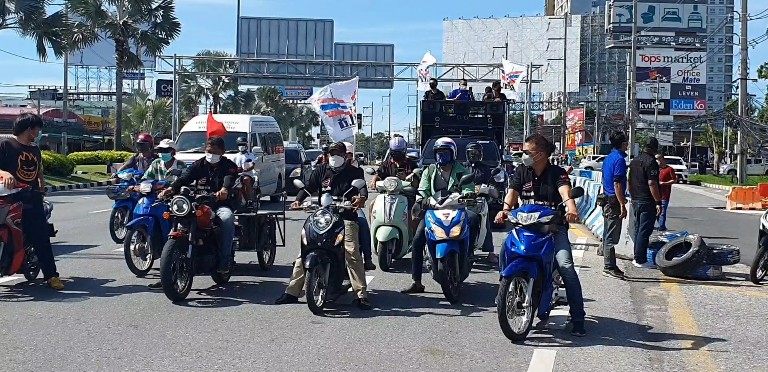 Een groep demonstranten hielden gisteren één autorally om tijdens het bezoek van premier Prayut aan Chonburi te demonstreren