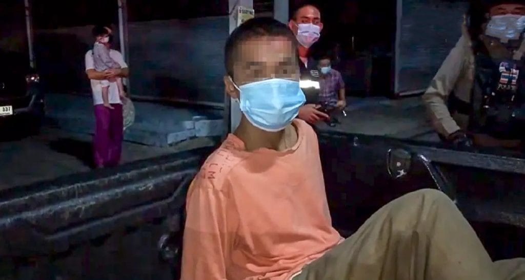 Man steekt in de centraal gelegen provincie Pathum Thani een gebouw in brand en gaat er lachend bij staan kijken