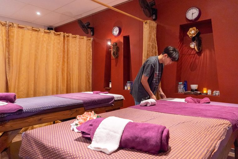 Bij Thaise massagesalon Ton Pho aan de Overtoom in Amsterdam, waan je je even in Azië,