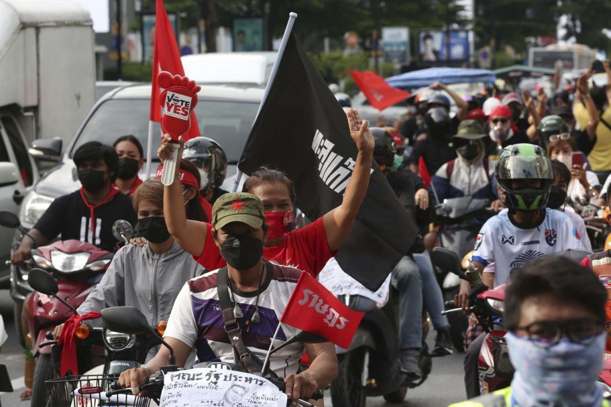 Demonstranten verzamelden zich gisteren weer bij knooppunt Asok in Bangkok en uitte hun ongenoegen tegen de regering door aan een stuk te claxonneren