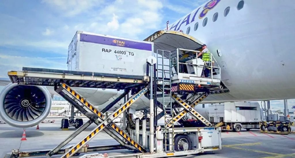 De door Duitsland gedoneerde Covid19 cocktail op luchthaven Suvarnabhumi geland