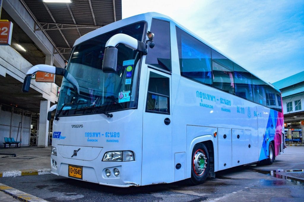 De mensen die volledig zijn ingeënt krijgen 20% korting op buskaartjes in Thailand