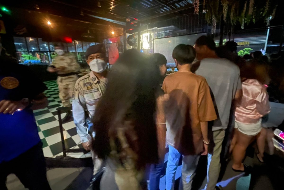 Politie valt restaurant Korat binnen na avondklok met livemuziek en drank……véél drank