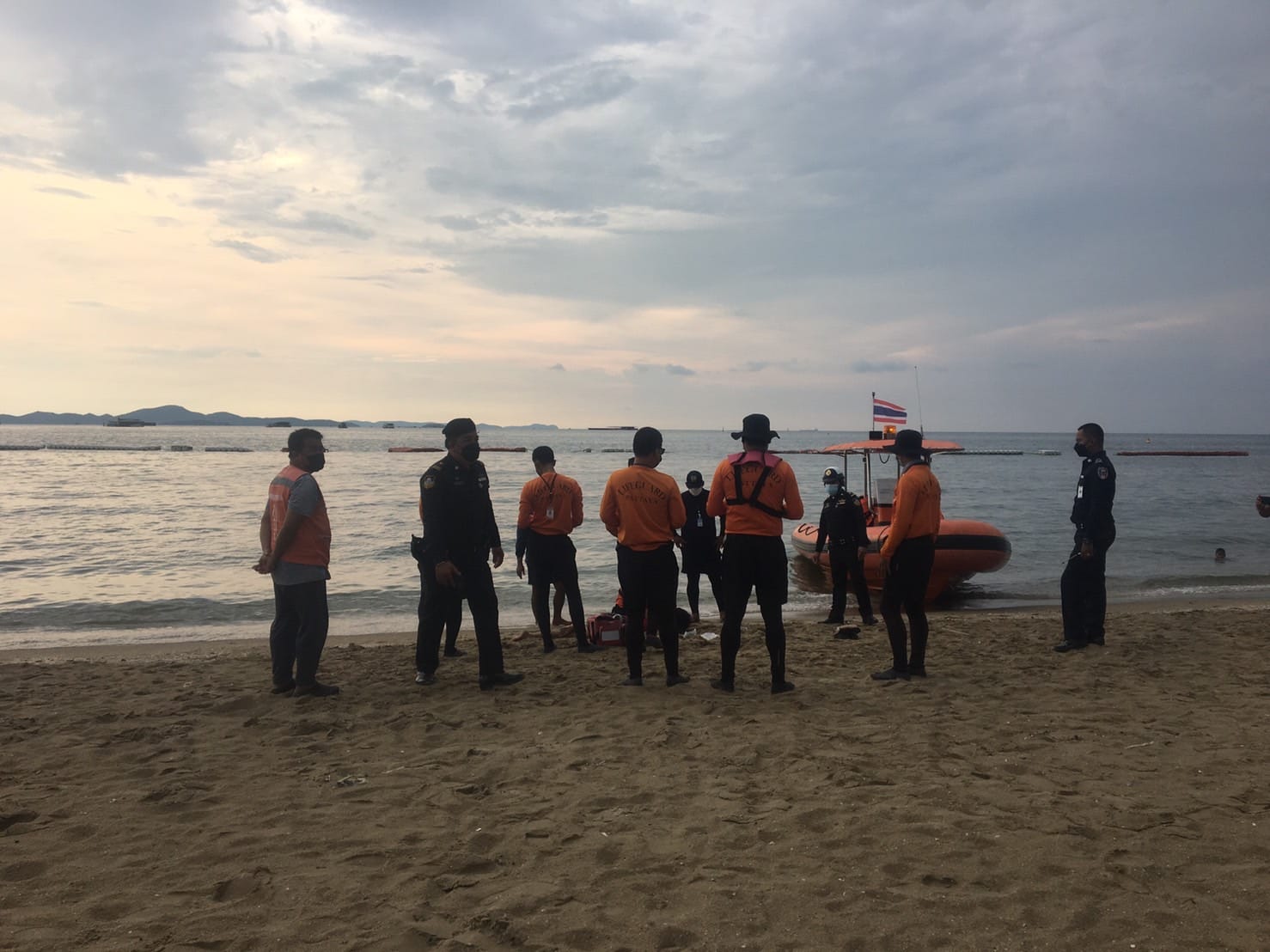 Jonge vrouw op het nippertje van de verdrinkingsdood op het strand van Pattaya gered