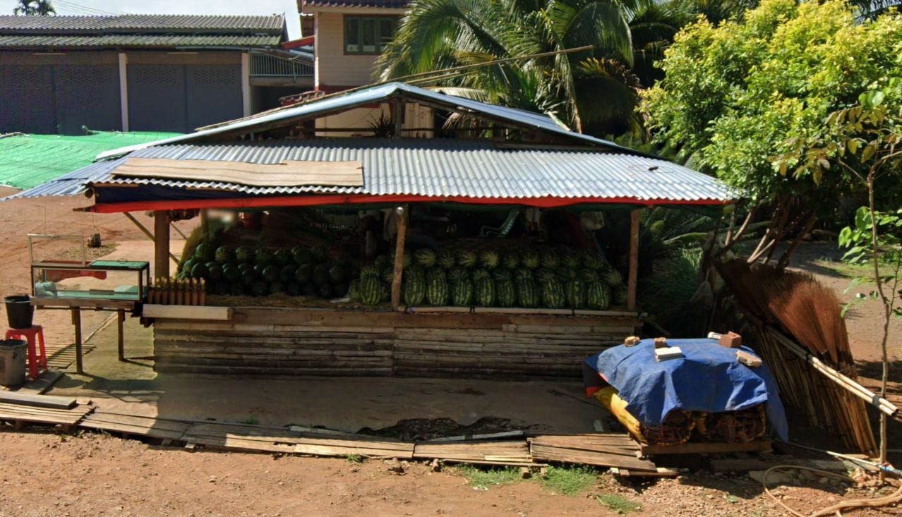 Politie Kanchanburi gelast eigenaren van zelfgebouwde winkeltjes langs snelweg 323 in het district Sangkhla Buri af te breken