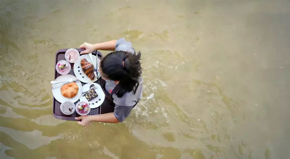 Thaise eigenaar van een resort Ayutthaya maakt van gebruik van de overstromingen door een toeristische attractie op te starten