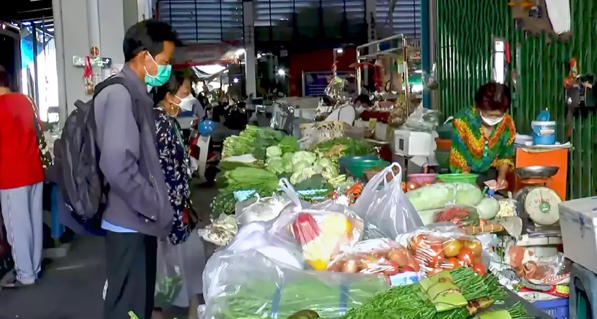 De groenteprijzen in Uthai Thani stijgen nadat de landbouwgebieden door overstromingen zijn getroffen