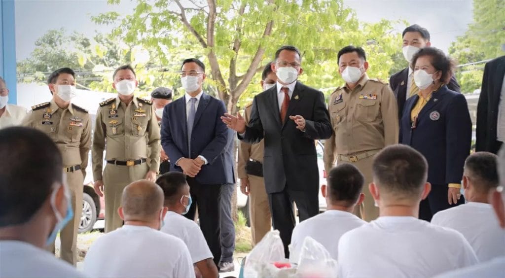 De provincie Samut Prakan in Thailand zet gevangenen in de industriële sector aan het werk