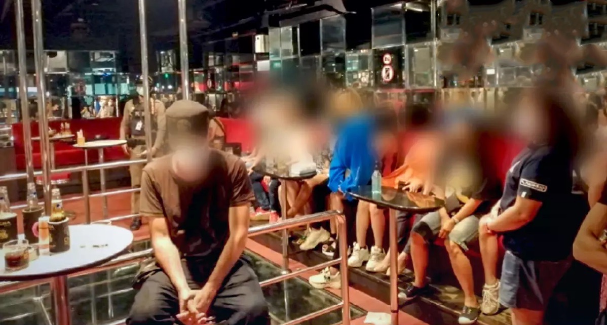 Politie-inval in café in Soi Sukhumvit 23 in Bangkok resulteert in 61 aanhoudingen