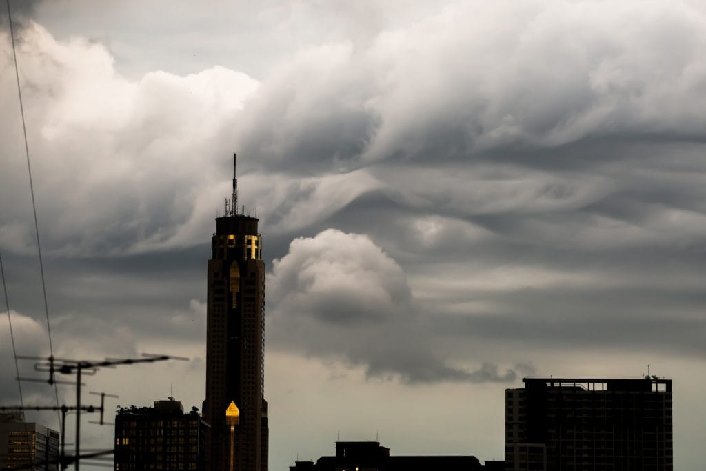 De mensen in het land moeten beducht zijn op de tropische depressie “LIONROCK”, deze brengt zeer zware regens in het land