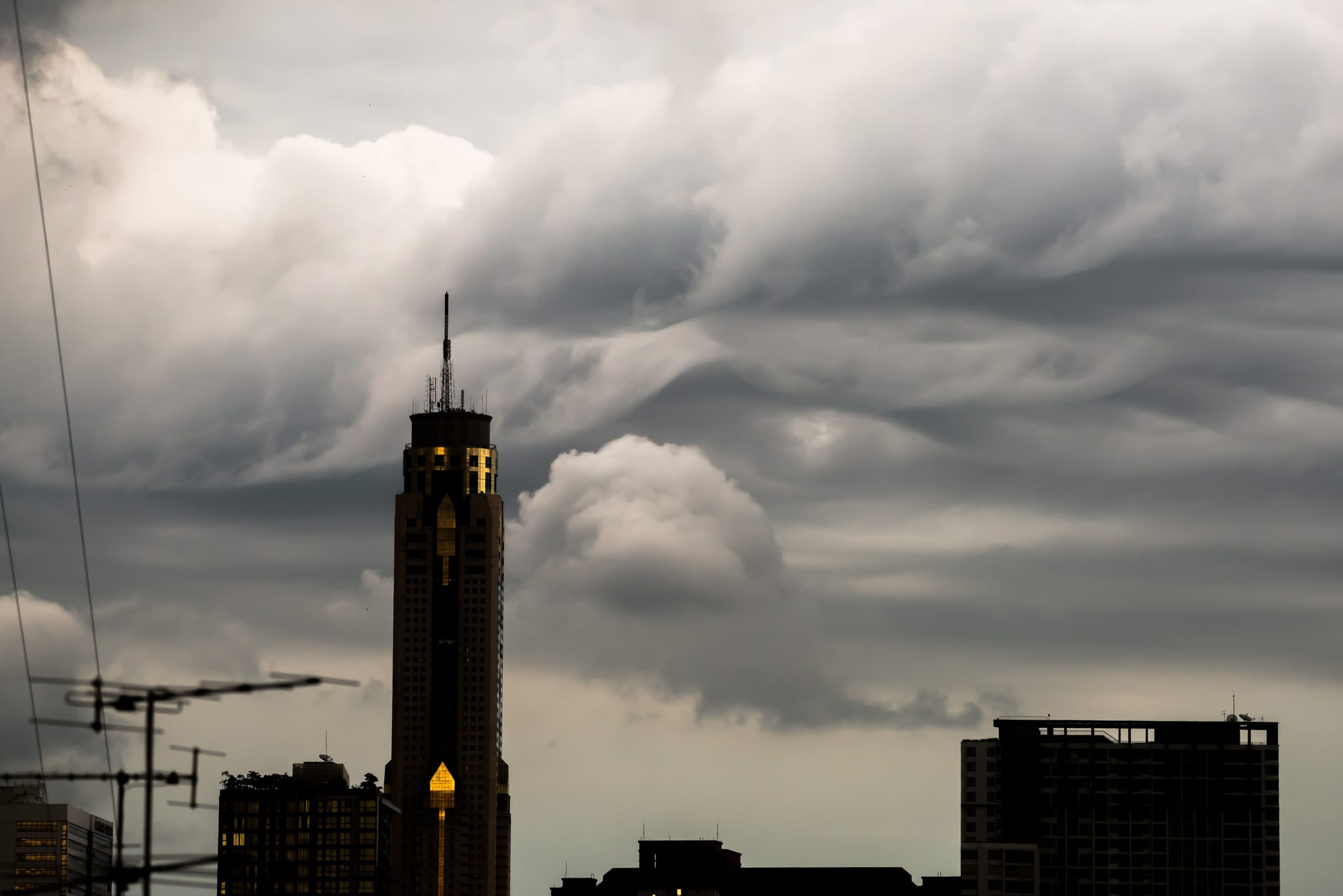 De mensen in het land moeten beducht zijn op de tropische depressie “LIONROCK”, deze brengt zeer zware regens in het land