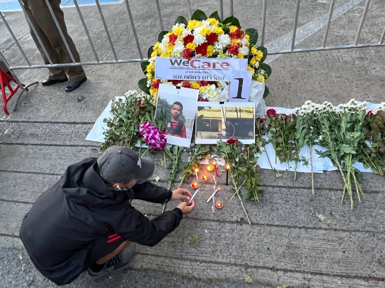 In Bangkok gehouden rouwbijeenkomst georganiseerd ter nagedachtenis aan de 15-jarige neergeschoten jongen, kreeg een naar randje