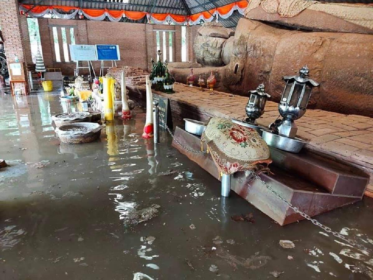 Thailand’s oudste liggende Boeddha ligt ondergedompeld in het vloedwater