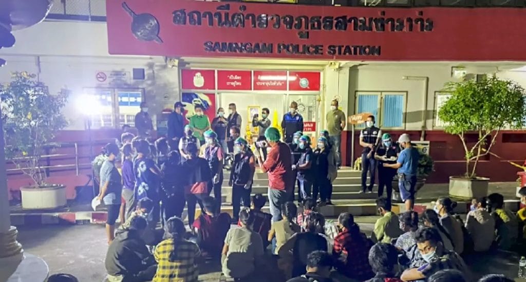 Politie Phichit houdt minivan met 39 illegale arbeiders uit Myanmar aan