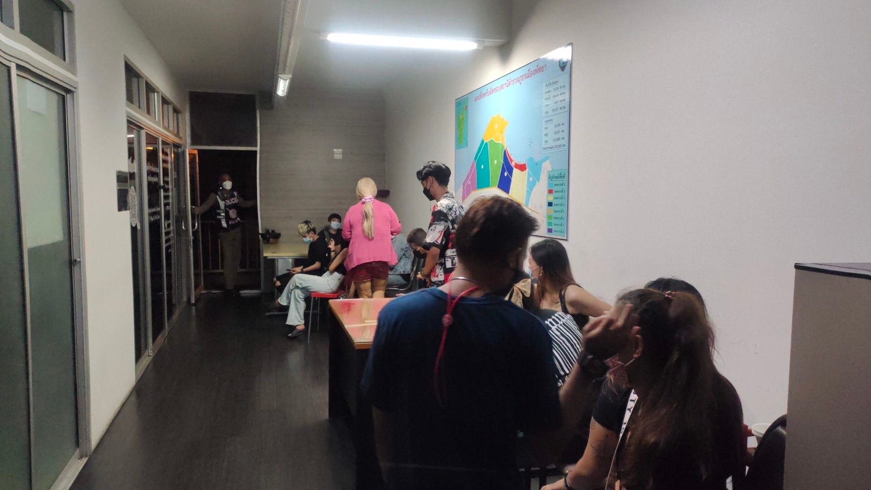 Zevenentwintig mensen gearresteerd bij illegale karaoke in Pattaya wegens overtreding van de Covid19 maatregelen