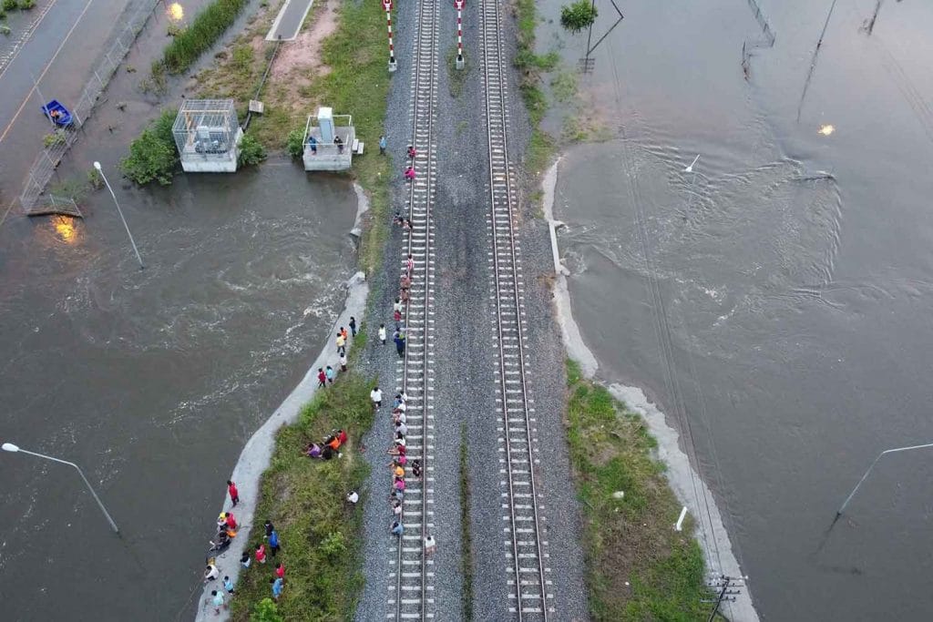 Ondergelopen viaduct kost motorrijdster in Korat het leven