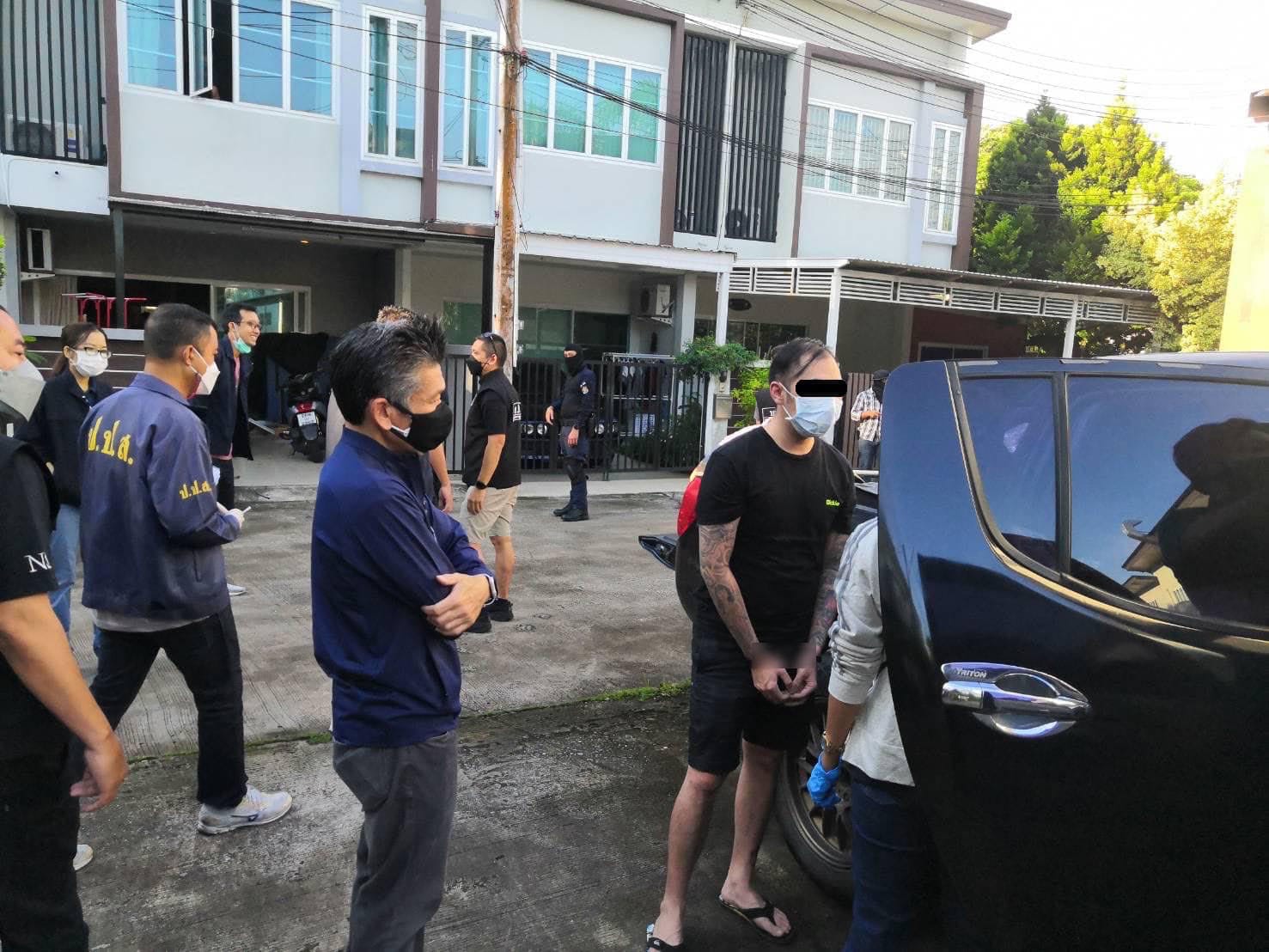 Gezochte buitenlander en zijn Thaise vriendin in Pattaya gearresteerd voor hun drugssmokkel naar het buitenland