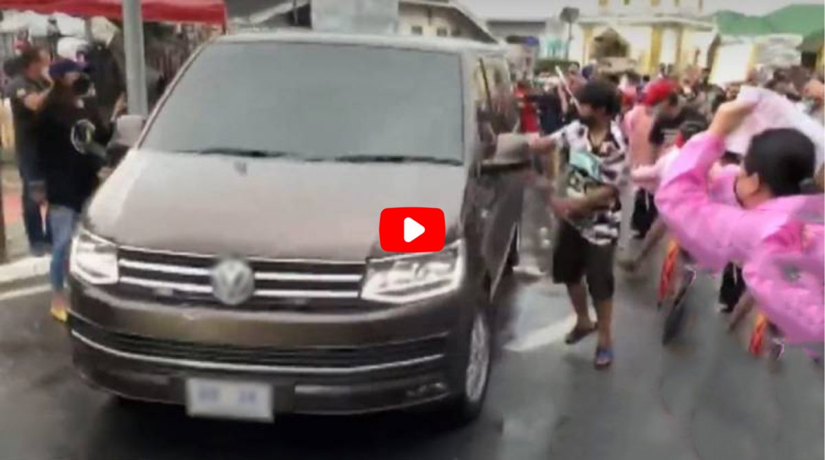VIDEOCLIP | Demonstranten gooiden vis naar de auto van premier Prayut in Nonthaburi.  