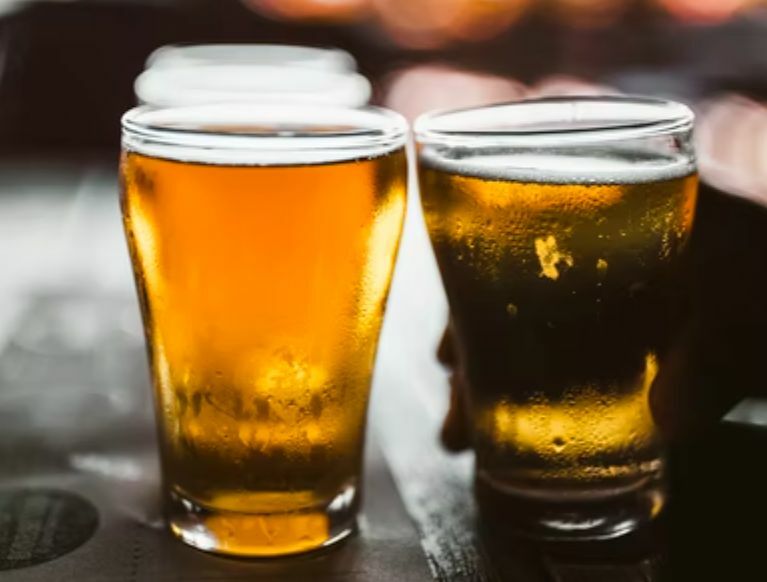 Gasten van restaurant in de Isaan riskeren 2 maanden cel voor het drinken van alcohol