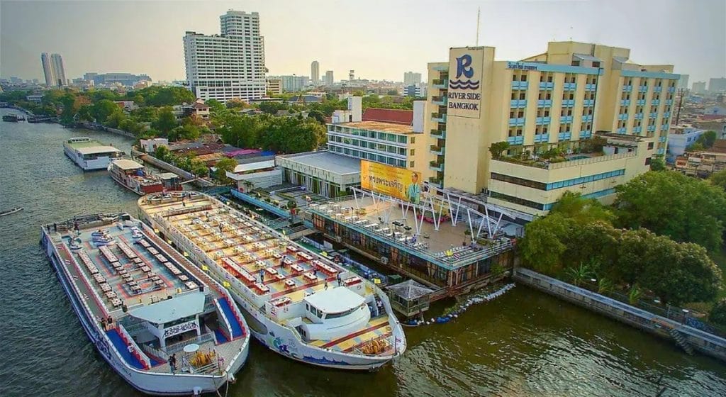 Het River Side Bangkok Hotel aan de Chao Phraya rivier ontkent de bewering dat het te koop staat