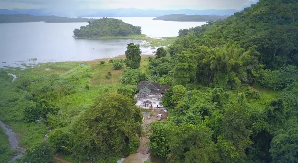 Illegaal gebouwd huis in het nationale park van Kanchanaburi  moet tot op de fundering gesloopt worden