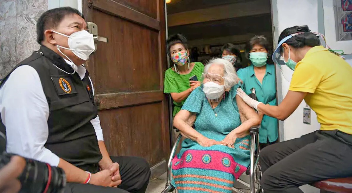Bangkok versnelt vaccinaties door bedlegerige patiënten en bejaarde mensen op te zoeken