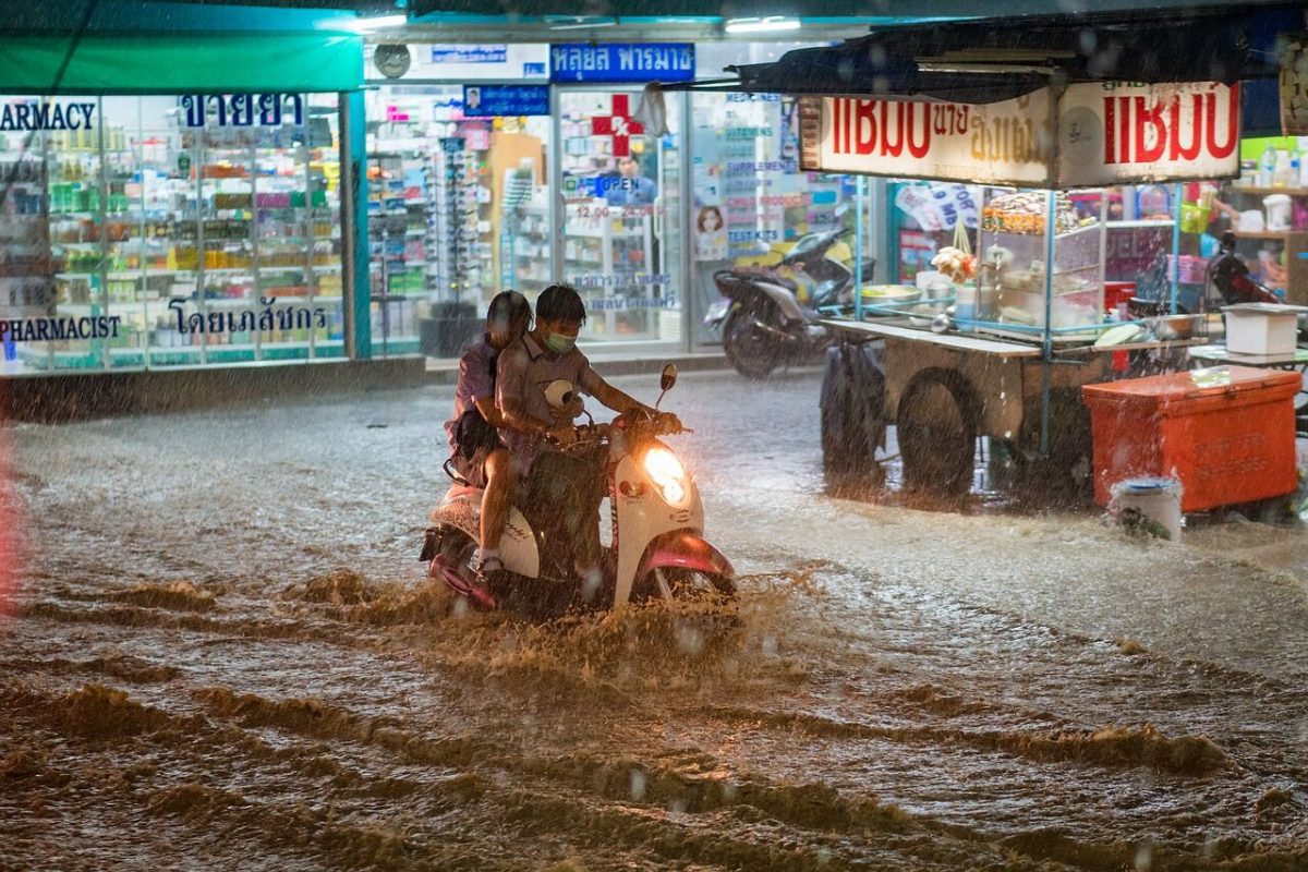 Meer regen voor Thailand voorspeld als de tropische storm Kompasu in Vietnam aan land komt
