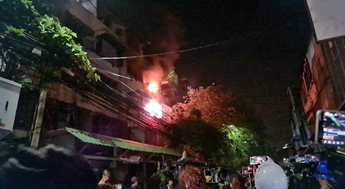 Appartement in de wijk Din Daeng van Bangkok in vlammen opgegaan, twee vrijwillige agenten raakte lichtgewond