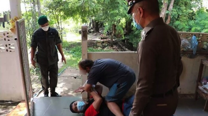 UPDATE | Politie Udon Thani doorzoekt het huis van de Zwitser die een inbreker in zijn huis doodde nadat de moeder van de vermoorde man beweerde dat er bijna 300.000 baht foetsie was